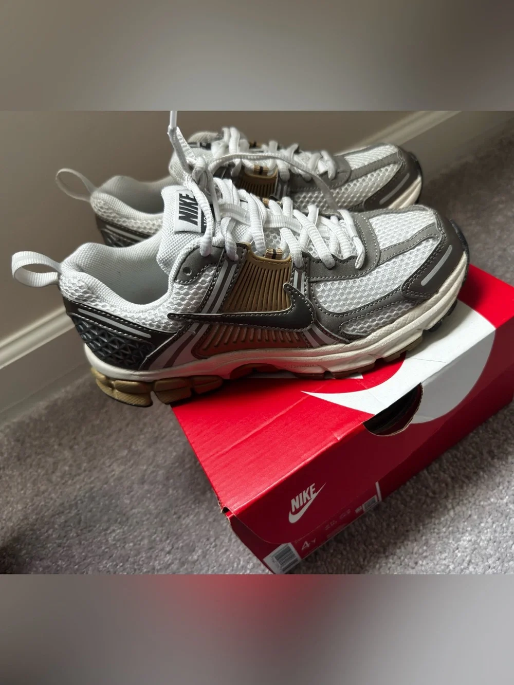 Nike boys White, Gray & Gold Vomero
